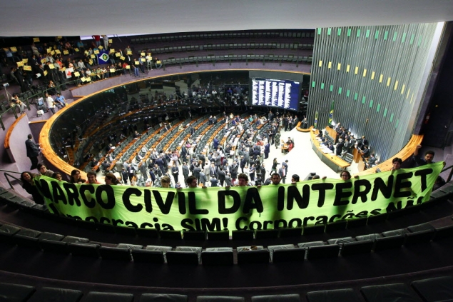 Manifestantes na Cmara dos deputados exibem faixa que pede aprovao do Marco Civil