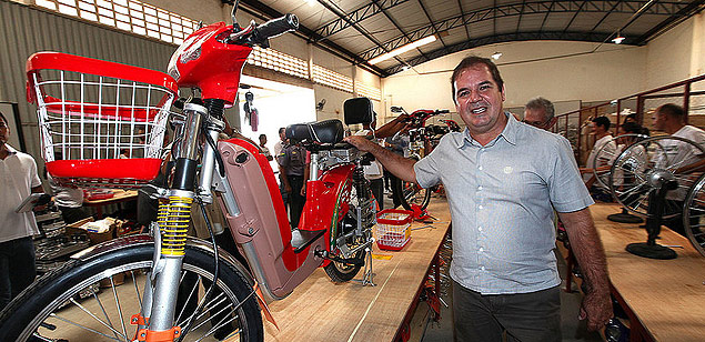 O governador Tio Viana (PT-AC) com uma bicicleta eltrica na inaugurao da Engeplan