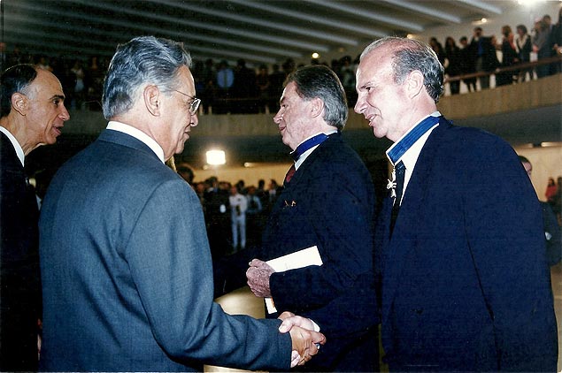 José Alberto Cunha Couto (à esq.)cumprimenta o ex-presidente Fernando Henrique Cardoso durante cerimônia oficial 