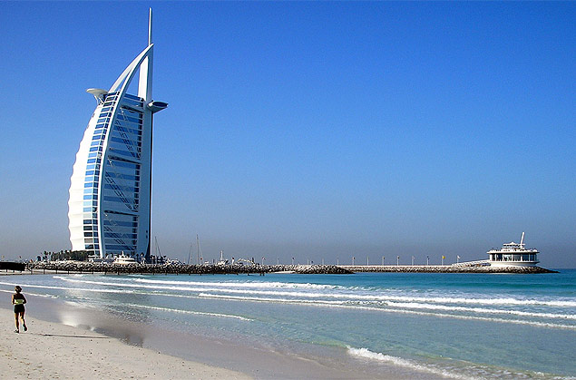 O hotel de luxo Burj Al Arab, construdo em uma ilha artificial em Dubai