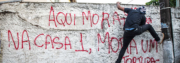 Manifestantes picham muro da casa do ex-agento do DOI-Codi Aparecido Calandra, conhecido como Capito Ubirajara