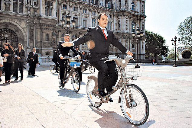 O governador do estado do Rio de Janeiro, Srgio Cabral, anda em bicicleta do projeto de transporte pblico parisiense Velib em frente  prefeitura de Paris (Frana). (Foto: Carlos Magno/Ccs) *** DIREITOS RESERVADOS. NO PUBLICAR SEM AUTORIZAO DO DETENTOR DOS DIREITOS AUTORAIS E DE IMAGEM***