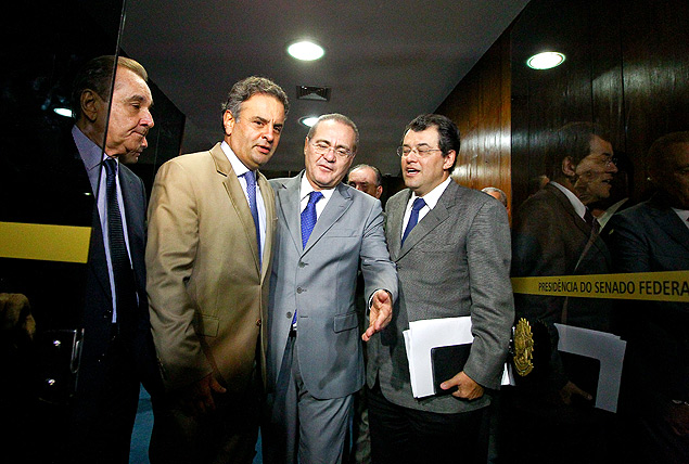 Renan Calheiros (PMDB-AL), entre Acio Neves (PSDB-MG), Jose Agripino (DEM-RN) e Eduardo Braga (PMDB-AM)