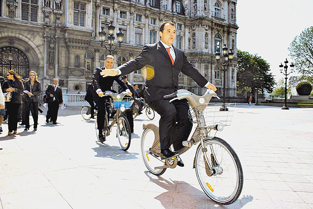 O governador do estado do Rio de Janeiro, Sérgio Cabral, anda em bicicleta do projeto de transporte público parisiense Velib em frente à prefeitura de Paris (França). (Foto: Carlos Magno/Ccs) *** DIREITOS RESERVADOS. NÃO PUBLICAR SEM AUTORIZAÇÃO DO DETENTOR DOS DIREITOS AUTORAIS E DE IMAGEM***