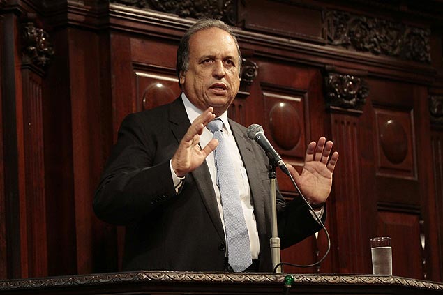 Luiz Fernando Pezo em solenidade de posse como governador do Rio, em abril de 2014