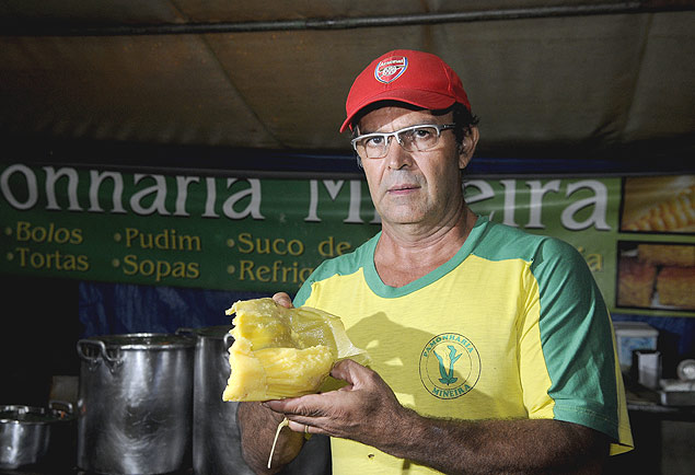 O feirante Ramatis Vargas, irmo do deputado petista, vende pamonha em Londrina (PR)