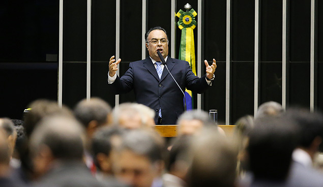O deputado federal Andr Vargas (PT-PR) durante discurso na Cmara, em Braslia