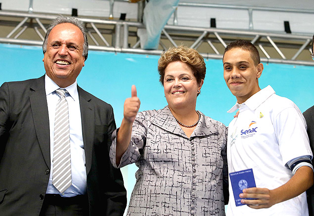 Dilma, ao lado do governador do Rio, Luiz Fernando Pezo, e de um aluno do Pronatec