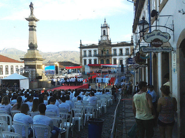 Praa Tiradentes, em Ouro Preto (MG), preparada para cerimnia restrita a convidados