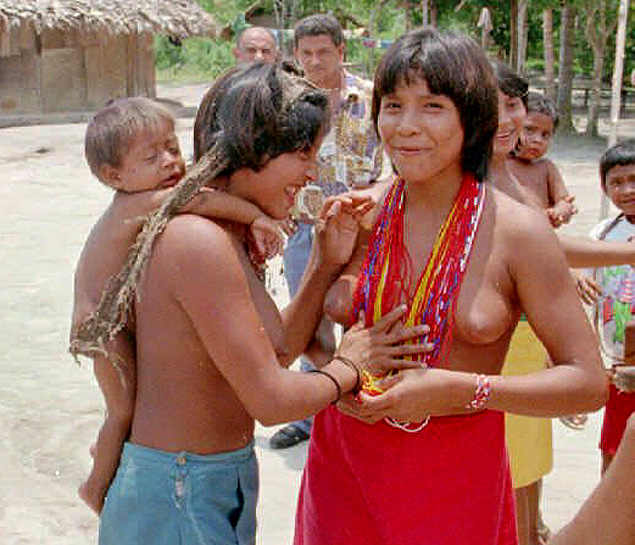 Índias da etnia waimiri-atroari conversam na aldeio 