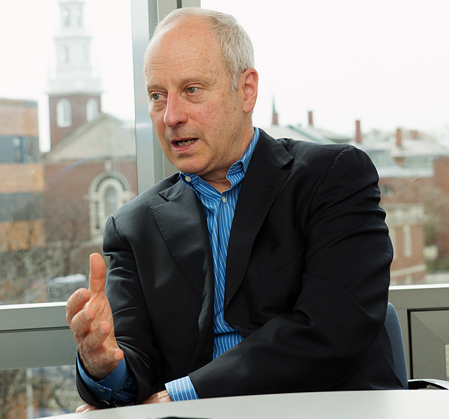 O professor Michael Sandel em sua sala em Harvard
