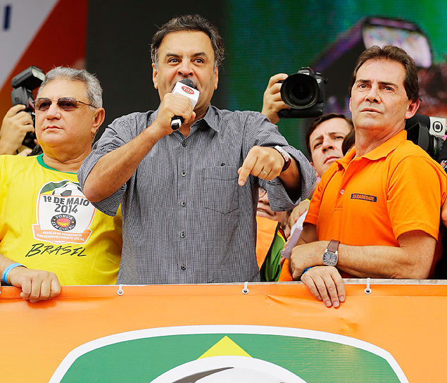 O senador e candidato a presidncia da Republica Acio Neves (PSDB) faz discurso ao lado de Paulinho da Forca em Santana