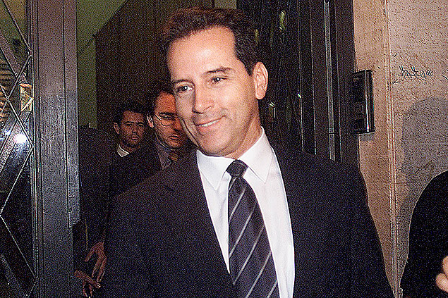 O ex-senador Luiz Estevo na sada do Forum Criminal de SP, em foto de 2000