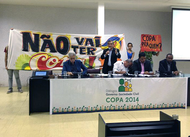 O ministro Gilberto Carvalho enfrenta protesto contra a Copa durante evento no Recife