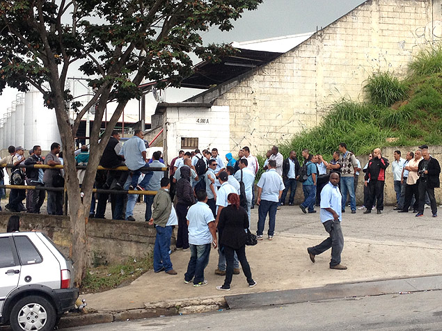 Funcionrios da viao MobiBrasil em frente  garagem da empresa em Diadema (Grande So Paulo)