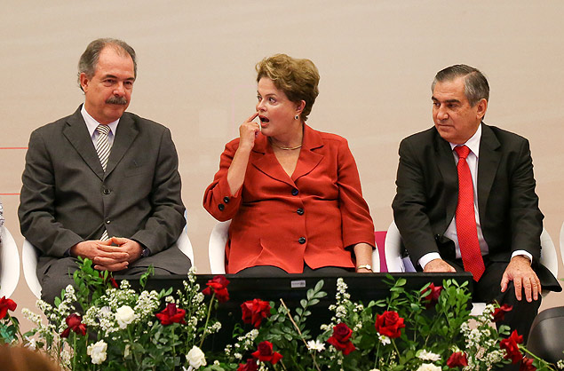 Dilma Rousseff participa de evento ao lado de Aloizio Mercadante (Casa Civil) e Gilberto Carvalho (Secretaria Geral)