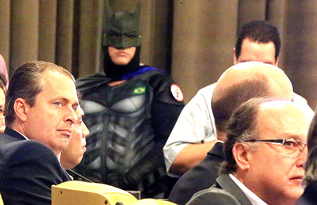 Poltico fantasiado de Batman acompanha evento em que Eduardo Campos recebeu apoio dos nanicos PRP e PHS