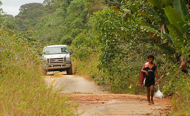 Trecho da BR-319, que liga Porto Velho a Manaus, nico acesso do Amazonas ao sul do pas