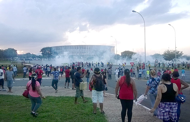 Manifestantes entram em conflito com a polcia durante protesto em Braslia
