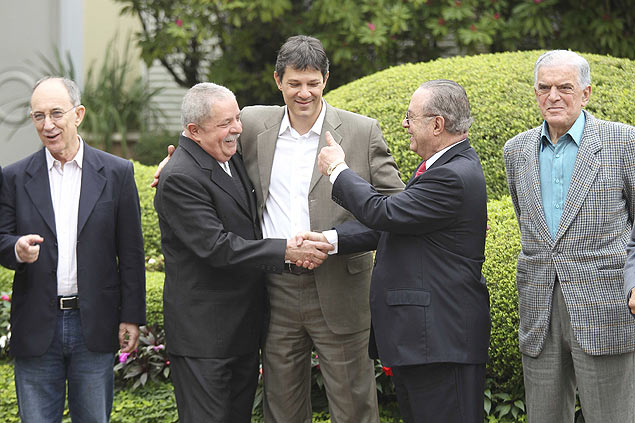 Este ano, Lula no participa de encontro para selar apoio de Maluf  candidatura de Padilha ao governo de SP; em 2012, ao lado de Haddad, Lula sela acordo com Maluf;  dir., o vereador Wadih Mutran (PP) e,  esq., Rui Falco (PT) 