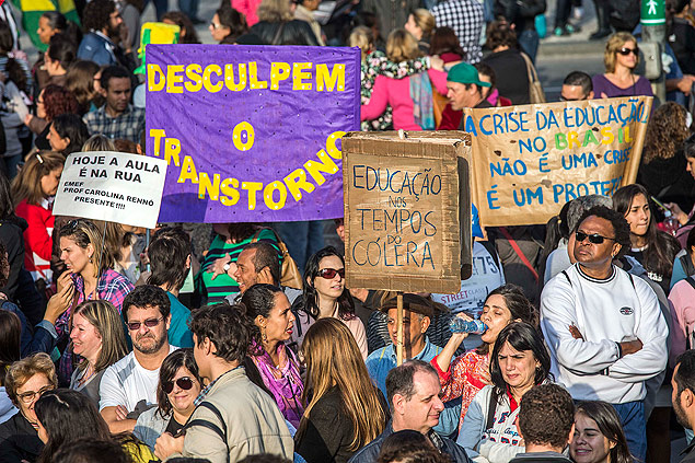 Professores da rede municipal de São Paulo protestam na frente da prefeitura; categoria decidem manter greve