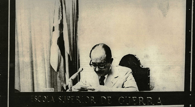 O ento presidente da Fiesp, Theobaldo De Nigris, em palestra para os militares, em 1972