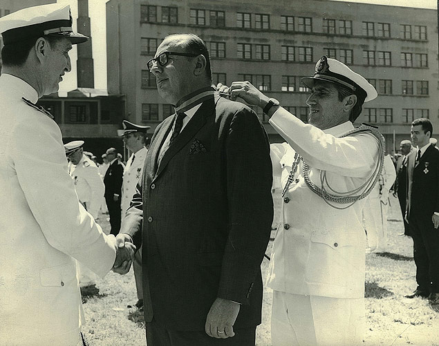 O empresrio Vitrio Ferraz, membro da Fiesp, recebe condecorao na Marinha em 1970