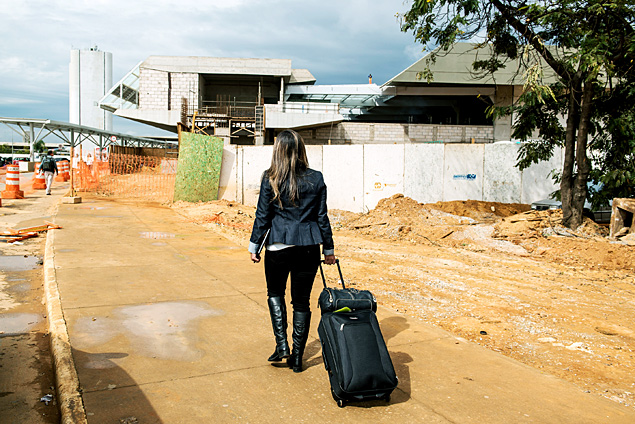 Passageira chega a terminal em trecho em obras do aeroporto de Confins, em Minas Gerais