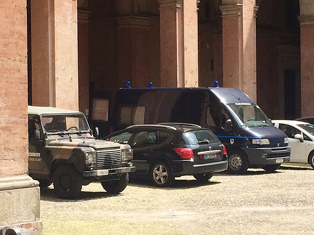 Pizzolato chega em furgo da polcia (azul) para audincia na Corte de Bolonha, na Itlia 
