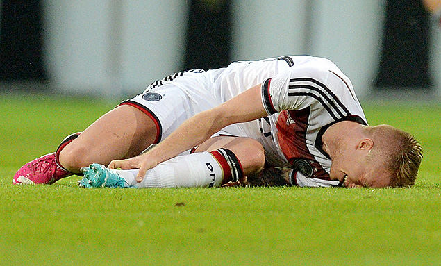 O meia Marco Reus cai no gramado aps sentir uma leso em amistoso da seleo alem