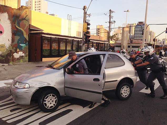 Motorista bate o carro na rua Vergueiro durante confuso entre manifestantes e PM nesta segunda (9)