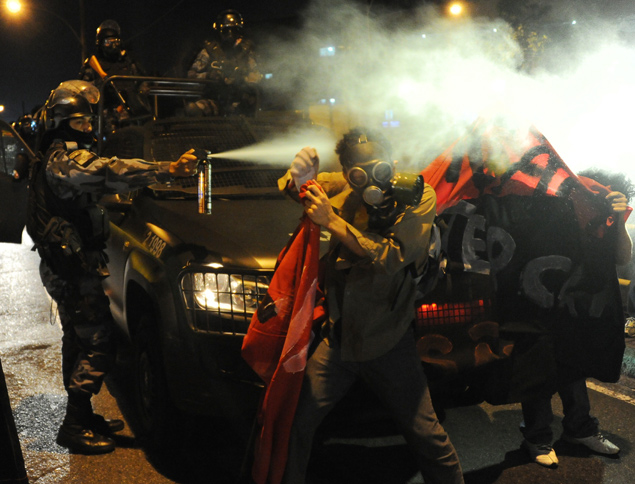 Policiais afastam manifestantes com spray de pimenta