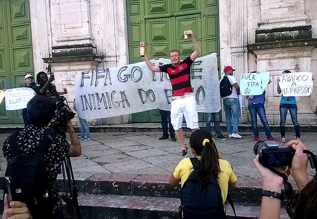 Protesto no Pelourinho aps jogo entre Alemanha e Portugal vira atrativo para turistas em Salvador 