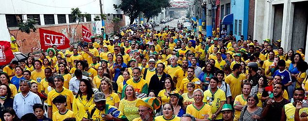 Moradores do Brs e sindicalistas da CUT se renem para ver Brasil X Mxico em So Paulo