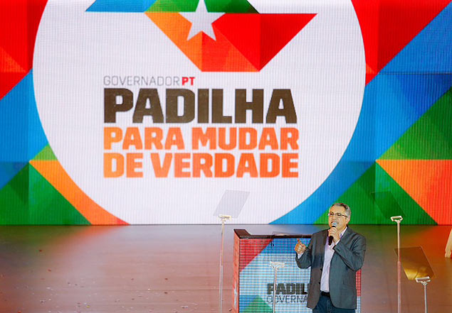 Padilha discursa durante oficializao de sua candidatura em SP; ao fundo o slogan da campanha
