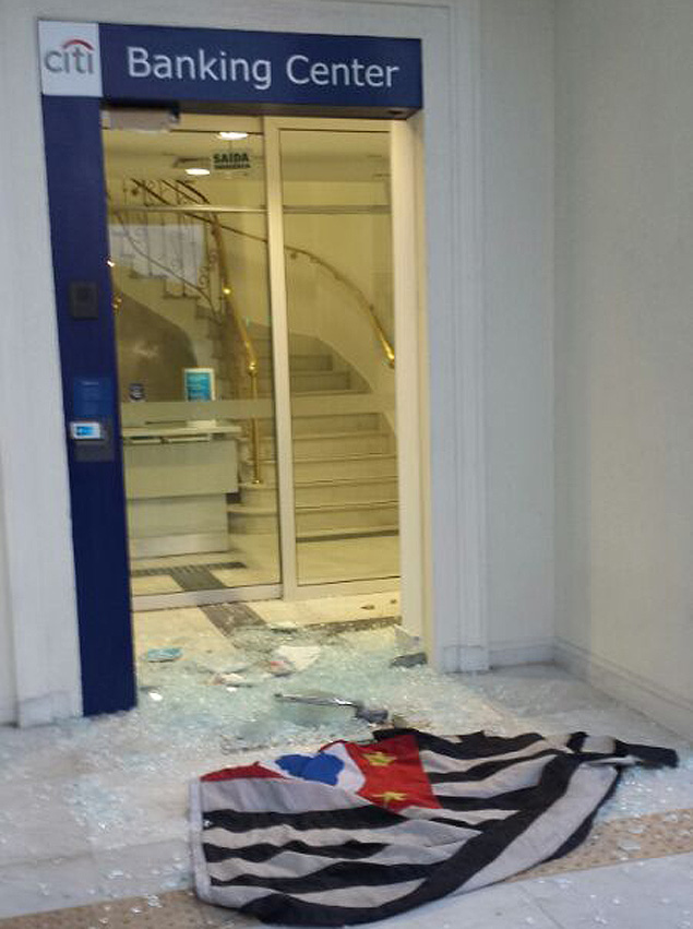 Agncia do Citibank, na avenida Rebouas,  depredada por manifestantes