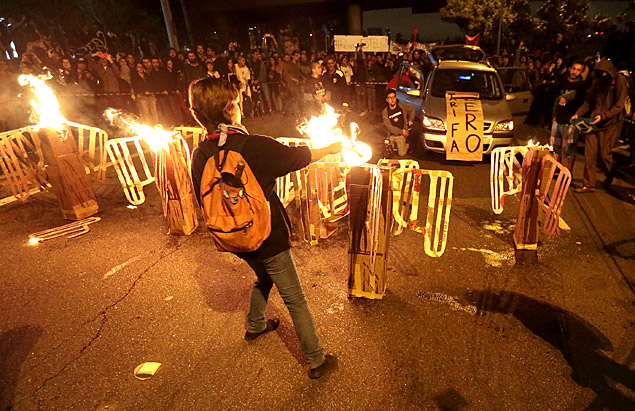 Manifestante queima catracas de papelo em protesto do Passe Livre