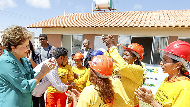 Dilma Rousseff em entrega de unidades do programa Minha Casa, Minha Vida