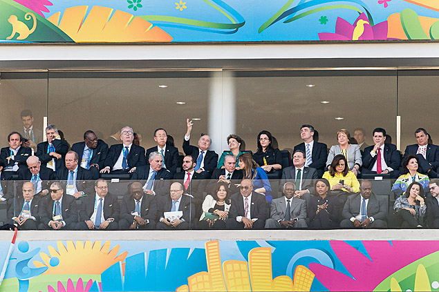 Presidente Dilma Rousseff, ao lado de autoridades da Fifa, e dirigentes mundiais na abertura da Copa