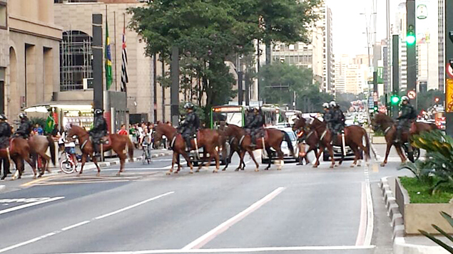 Cavalaria da PM refora policiamento na regio da av. Paulista; grupo protesta contra prises