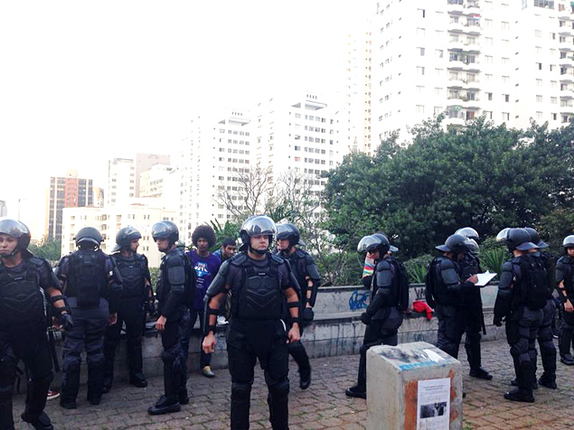 Policiais militares revistam manifestantes durante concentrao no vo livre do Masp, na av. Paulista