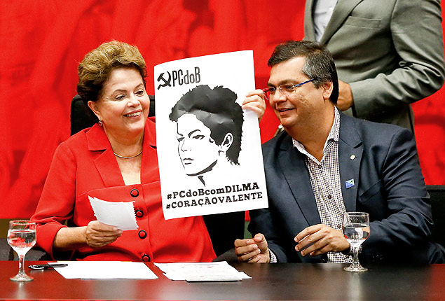 Dilma segura cartaz com foto feita em seu julgamento pelo tribunal militar na poca da ditadura