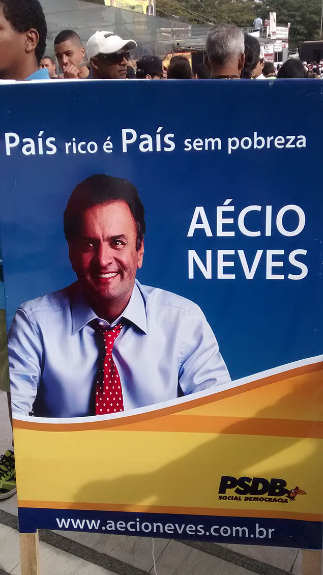 Cartaz de Acio Neves que copia slogan petista
