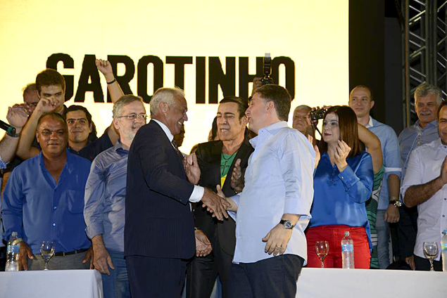 Pai do goleiro Julio Cesar com Garotinho, na conveno do PR no Rio
