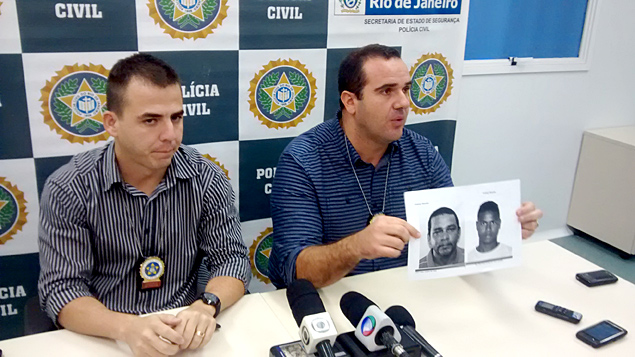 Delegado Pedro Medina mostra a foto dos cunhados dos irmos Teles, presos nesta segunda-feira 