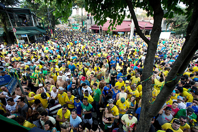 Torcedores comemoram vitria do Brasil sobre o Chile na Vila Madalena, em So Paulo, no sbado (28)