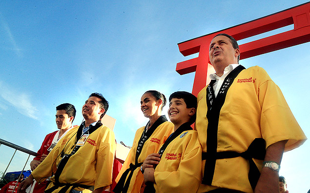 O candidato do PSB, Eduardo Campos (dir.) e sua vice, Marina Silva (3ª, da esq. para a dir.) visitam Fetival do Japão