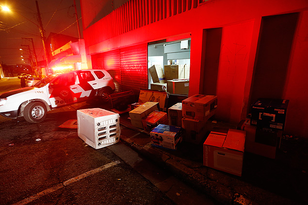 Loja da rede Ponto Frio sofre tentativa de saque na zona leste de So Paulo; seis pessoas foram detidas