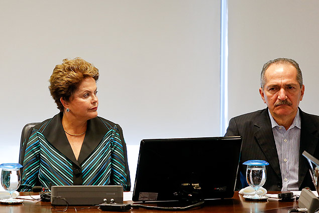 Aldo Rebelo (dir.) ao lado da presidente Dilma Rousseff