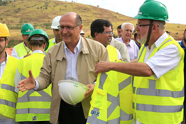 O governador Geraldo Alckmin (PSDB) inspeciona obra na regio de Ribeiro Preto (SP)